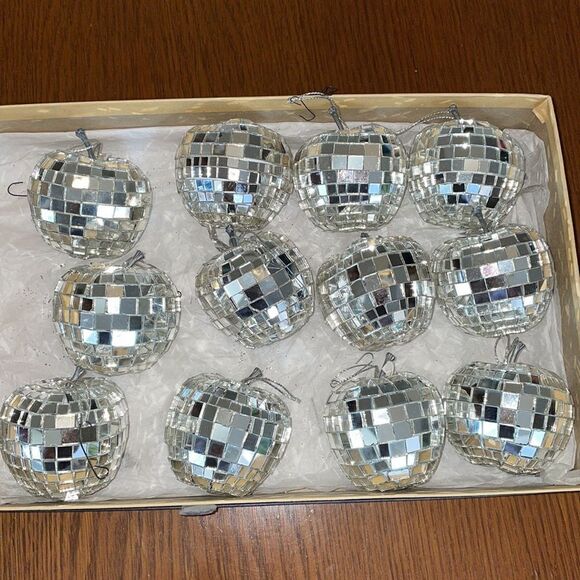 Collection of 12 silver mirrored apple Christmas tree ornaments - Picture 8 of 8